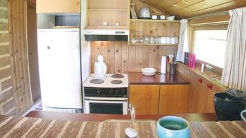 Køleskab, kogeplade, kaffe-/temaskine