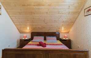 4 makuuhuonetta, tallelokero huoneessa, vauvan matkasänky