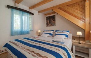 2 bedrooms, travel cot, free WiFi, bed sheets
