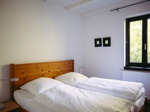 2 bedrooms, travel cot, WiFi, bed sheets