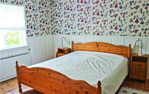 3 bedrooms, travel crib, free WiFi - Beautiful home in Bullaren with kitchen (Bullaren)