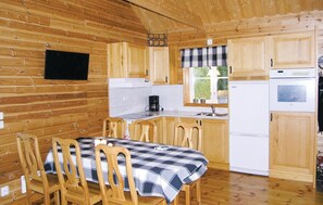 Kylskåp, mikrovågsugn, spishäll och kaffe- och tebryggare