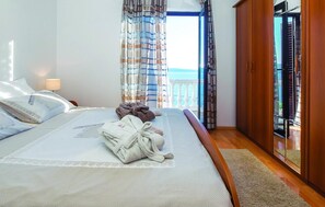 6 bedrooms, travel cot, free WiFi, bed sheets