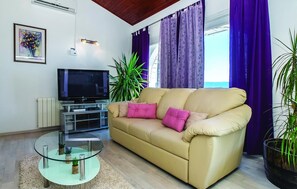 Televisión, chimenea y futbolito 