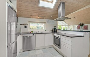 Kjøleskap, kokeplater, oppvaskmaskin og kaffetrakter/tekoker