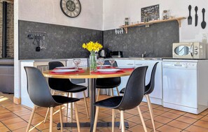 Refrigerador, microondas, lavavajillas y utensilios de cocina
