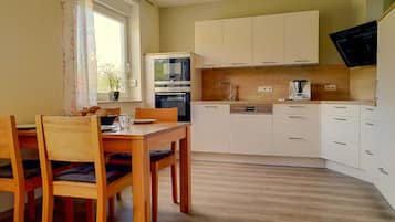 Kühlschrank, Mikrowelle, Ofen, Geschirrspüler