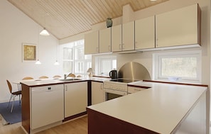Kühlschrank, Mikrowelle, Herdplatte, Geschirrspüler
