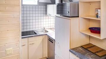 Jääkaappi, liesi, astianpesukone, kahvin-/teenkeitin