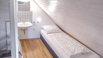 3 makuuhuonetta, vauvan matkasänky, Wi-Fi, vuodevaatteet