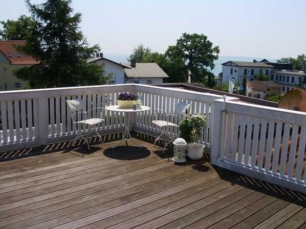 Unclassified image, 1 of 14, button