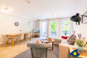 Unclassified image, 2 of 28, button