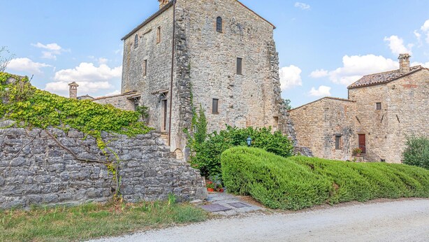 A stone building with a tower, surrounded by greenery and a gravel path. - Cozy home in Todi PG with WiFi (Todi PG)