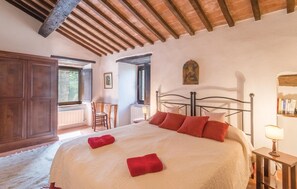 2 bedrooms, travel cot, free WiFi