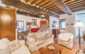 Tv, eldstad och dvd-spelare