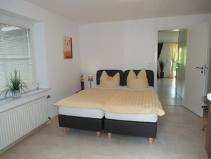 2 bedrooms, travel crib, WiFi