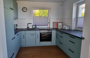 Réfrigérateur, four, lave-vaisselle, cafetière/bouilloire