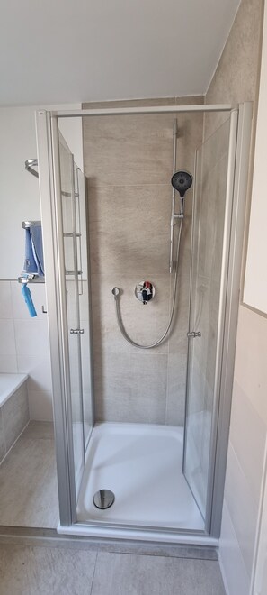 Douche, sèche-cheveux, serviettes fournies