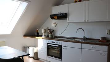 Fridge, microwave, oven, coffee/tea maker