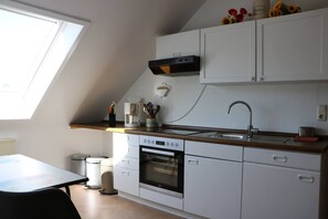 Kühlschrank, Mikrowelle, Ofen, Wasserkocher mit Kaffee-/Teezubehör