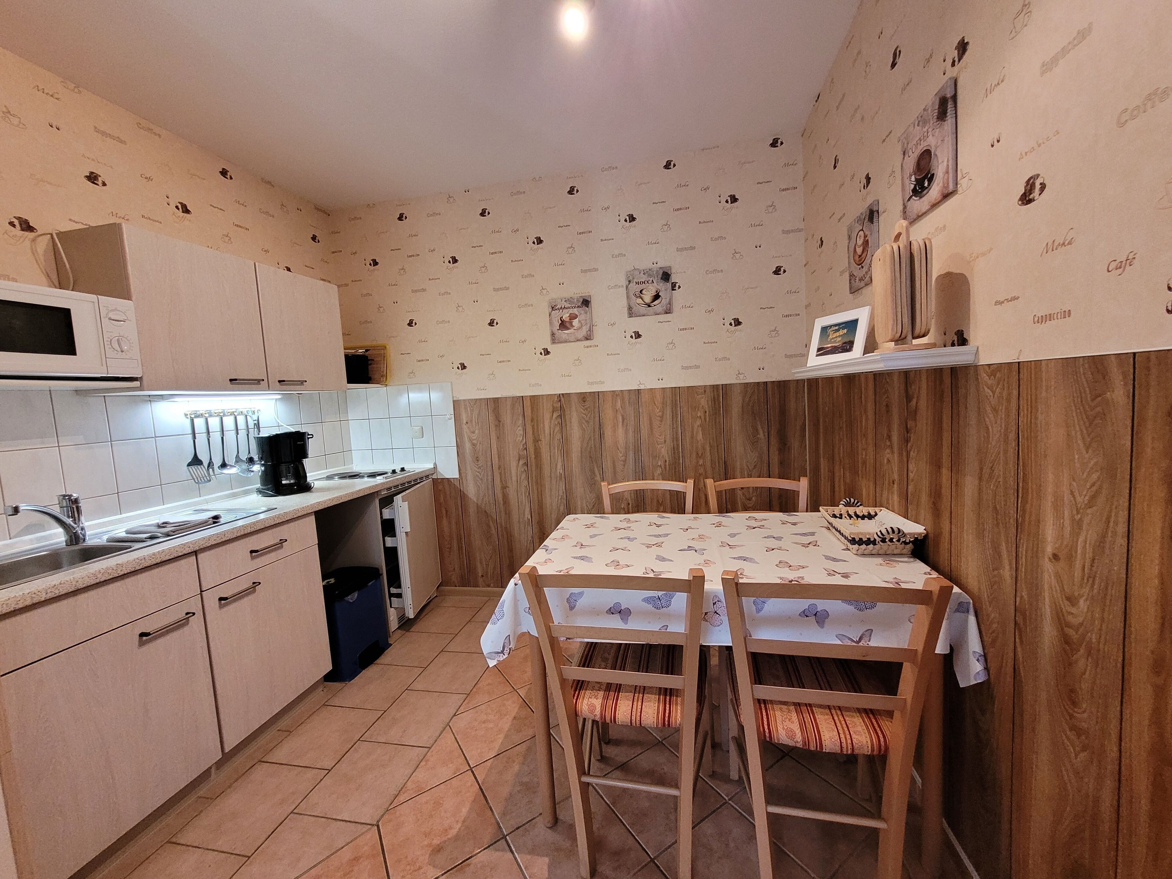 Kjøleskap, mikrobølgeovn, kaffetrakter/tekoker og vannkoker