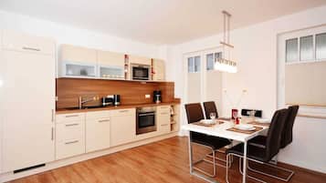 Kühlschrank, Mikrowelle, Ofen, Geschirrspüler