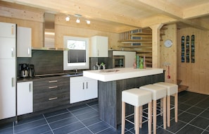 Køleskab, kogeplade, opvaskemaskine, kaffe-/temaskine