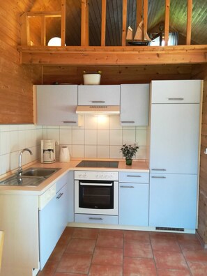 Køleskab, ovn, opvaskemaskine, kaffe-/temaskine