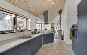 Réfrigérateur, micro-ondes, plaque de cuisson, lave-vaisselle
