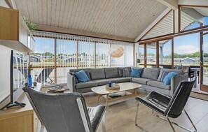 TV, fireplace, DVD player - 3 bedroom amazing home in Nordborg (Nordborg)