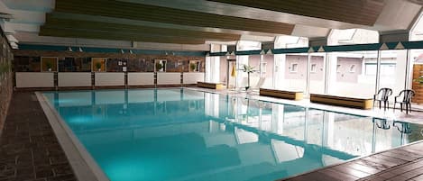 Una piscina cubierta, una piscina climatizada