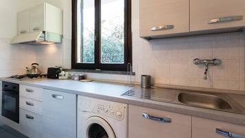 Frigorifero, piano cottura, macchina per tè/caffè