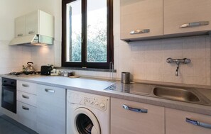 Refrigerador, microondas, parrilla de estufa y cafetera y tetera 