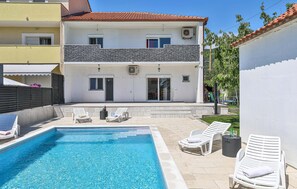 A heated pool - Awesome home in Kastel Stari (Kastel Stari)
