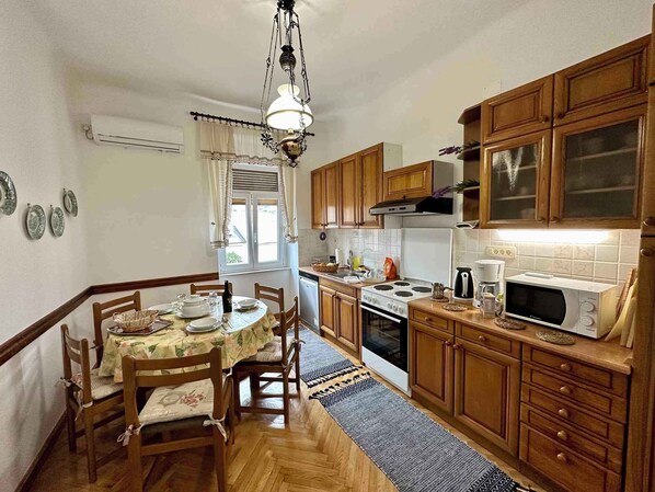 Fridge, oven, stovetop, dishwasher