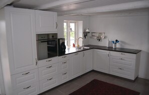 Kylskåp, mikrovågsugn, spishäll och diskmaskin