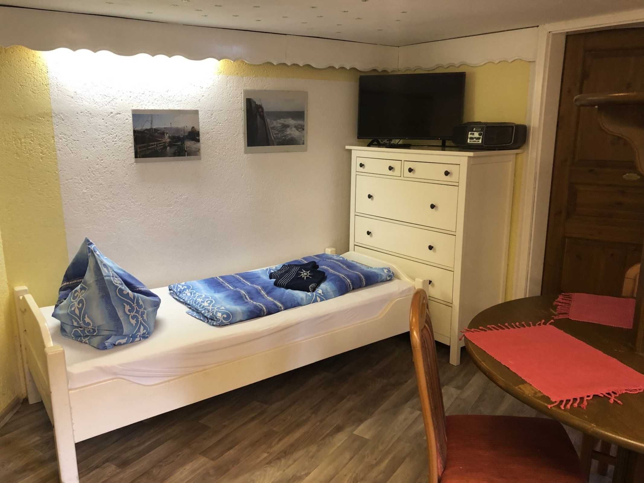 1 Schlafzimmer, Schreibtisch, Reisekinderbett, Bettwäsche