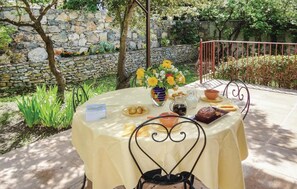 Outdoor dining - Lovely home in Cazevieille with kitchen (Cazevieille)