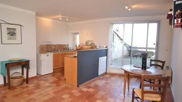 Een koelkast, een kookplaat