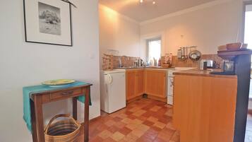 Een koelkast, een kookplaat