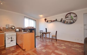 Frigorífico, placa de cocina y utensilios de cocina