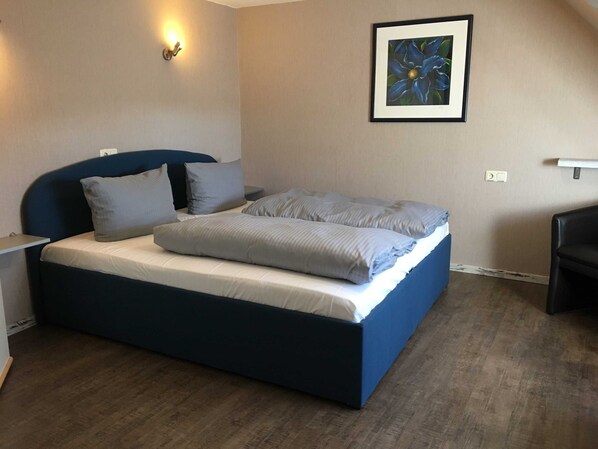 1 bedroom, travel cot, WiFi, bed sheets