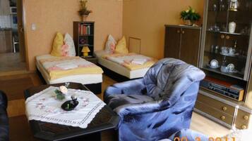 1 多间卧室、旅行婴儿床、床单