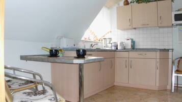 Een koelkast, een magnetron