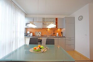 Een koelkast, een magnetron, een oven, een vaatwasser
