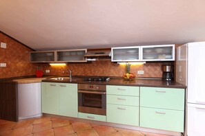 Refrigerador, horno, placa de cocina, lavavajillas