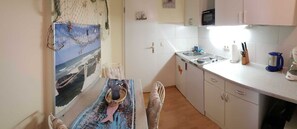 Kühlschrank, Mikrowelle, Wasserkocher mit Kaffee-/Teezubehör