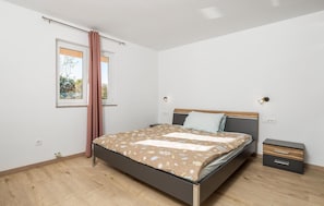 4 bedrooms, travel cot, free WiFi, bed sheets - Pet friendly home in Viskovo (Viskovo)