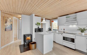 Køleskab, kogeplade, opvaskemaskine, kaffe-/temaskine