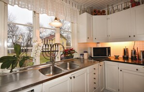 Fridge, stovetop, dishwasher, coffee/tea maker - 4 bedroom stunning home in Färgelanda (Färgelanda)